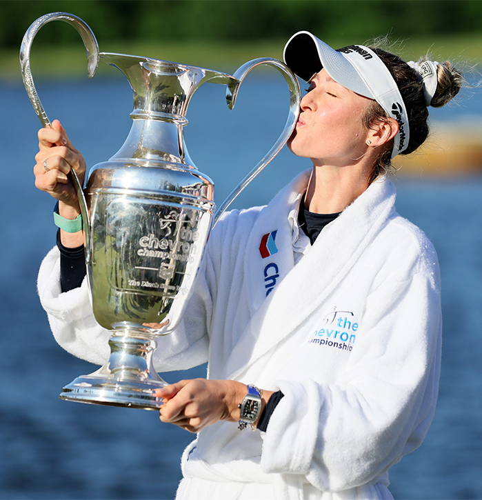 Nelly Korda kissing Chevron Championship trophy made by Malcolm DeMille